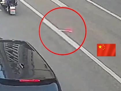 捡起掉在地上的国旗