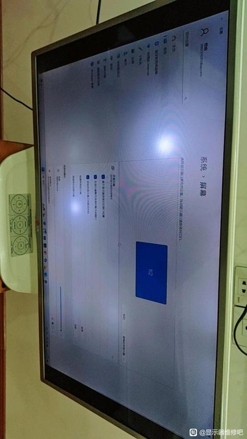 屏幕上有光点怎么回事