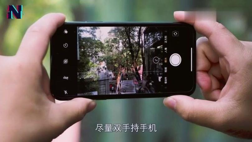 手机看照片时自己横屏