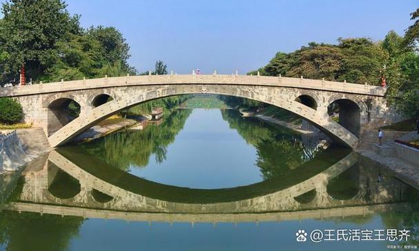 一座小桥是哪个坐字