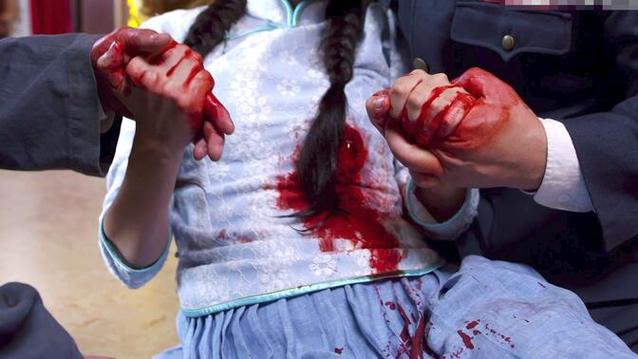 美女腹部中枪被杀死