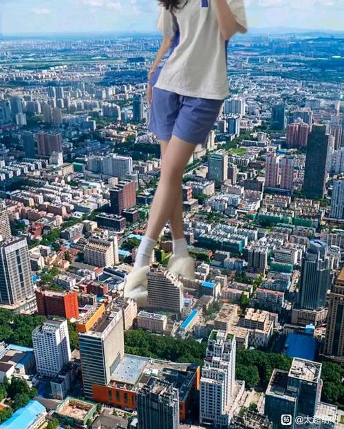 小女孩变巨人踩城市