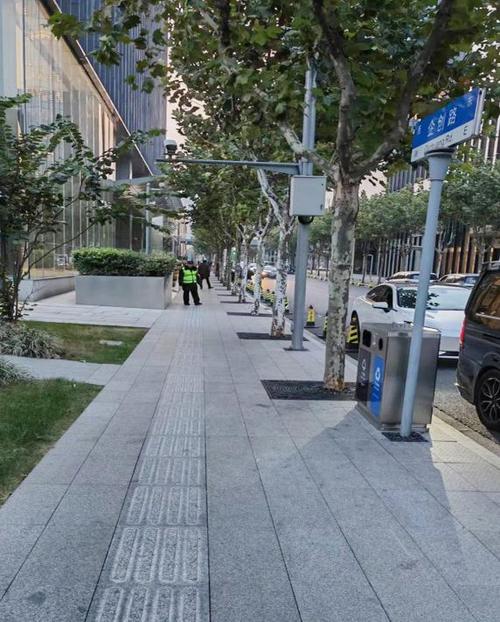 人行道英文pavement