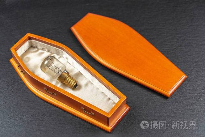 灯泡啪一声冒烟了