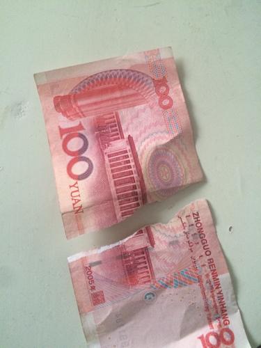 钱撕成两半了粘起来还能用吗