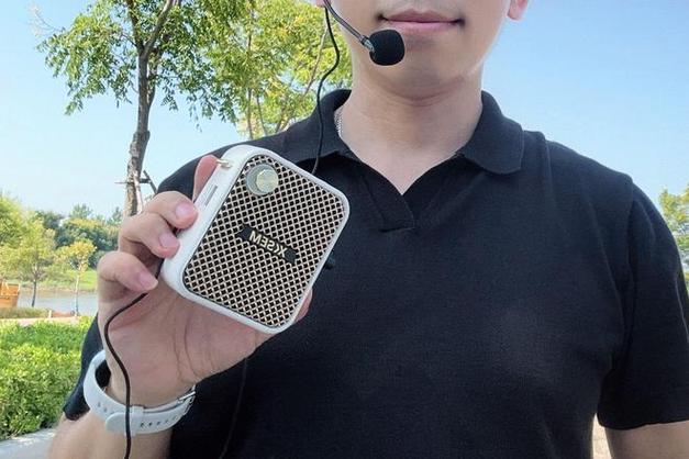 小蜜蜂扩音器的正确戴法