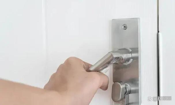 地下室门锁突然拧不动