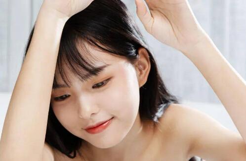 跟女孩子聊天女孩子总是噗