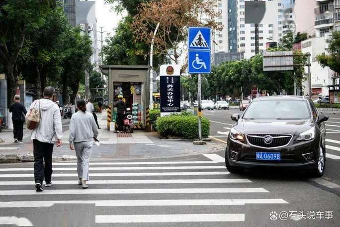 人行道停车让行