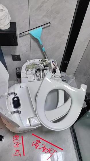 智能马桶座圈长期掀起