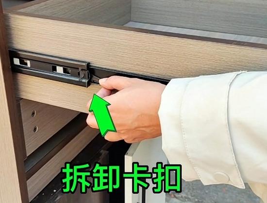 洗手盆抽屉滑轨拆卸示意图
