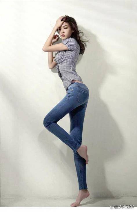 女特工用长腿脚丫子踩人胸把人闷死