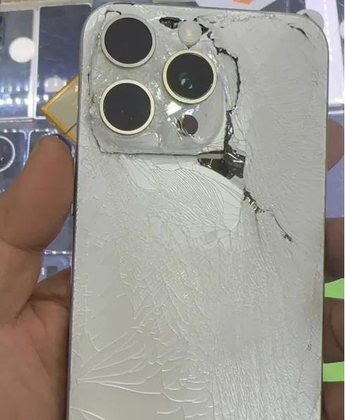 一年内屏幕碎了保修吗