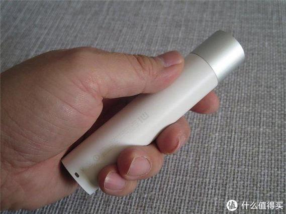 小米手机把手电筒放桌面上