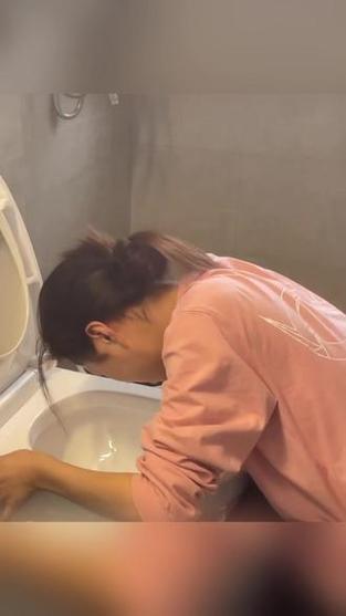 女生孕吐视频素材