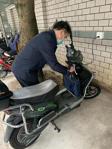 电动车停着捏刹车一顿一顿