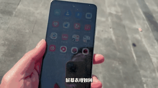 手机屏幕中间暗四周亮