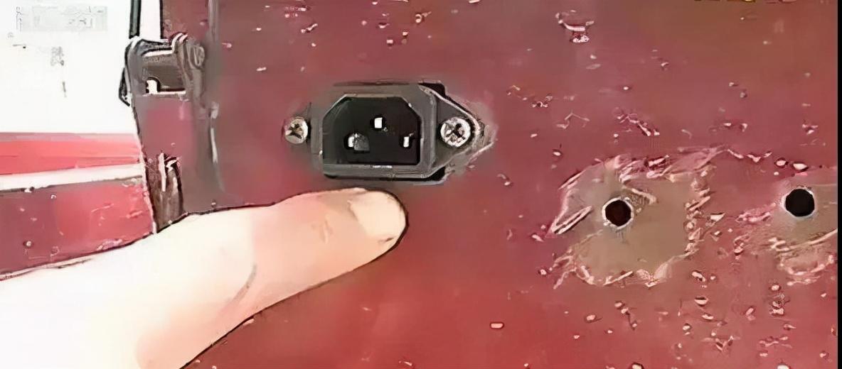 钥匙插电瓶车充电口发生触电