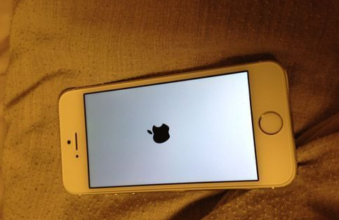 iphone6开机黑苹果白屏幕闪烁
