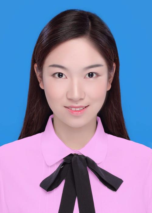 女生蓝底照片穿粉色