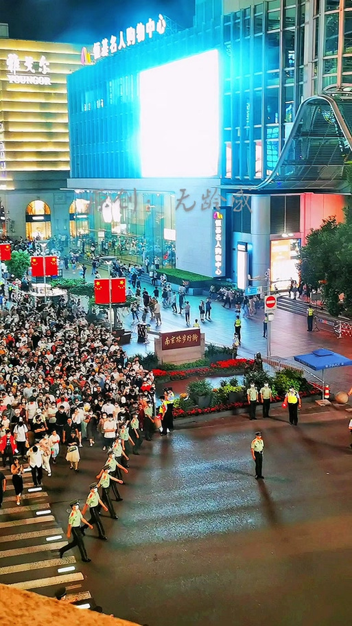 上海拉链人墙打卡点