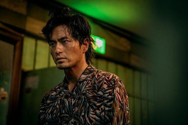 甜蜜家园中的疤痕男