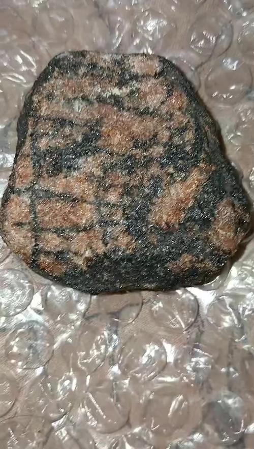 钻石陨石原石表面特征图片