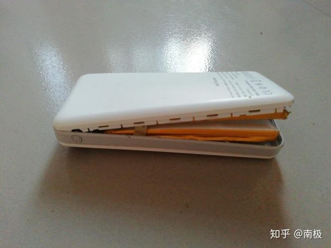 充电宝外壳裂开了还能继续使用么