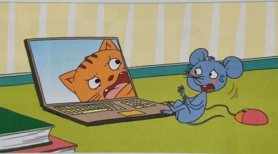 小老鼠和电脑上的猫