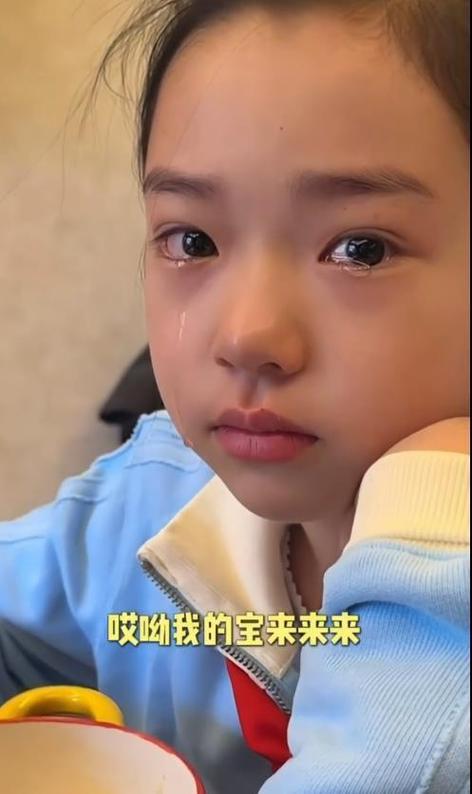 一坊小酒窝长睫毛大秀