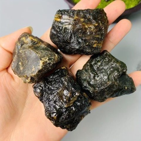 没打磨过的琥珀原石