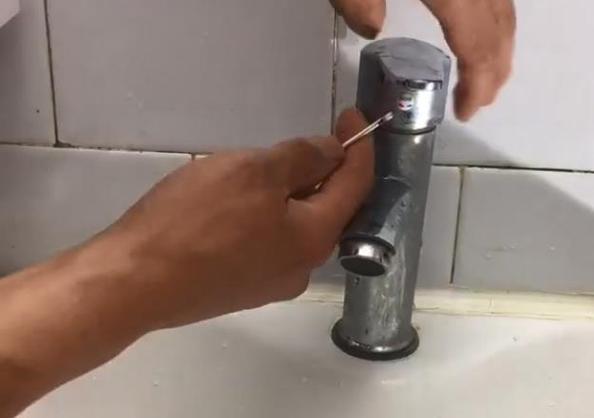 洗手盆水龙头拆卸视频截图2