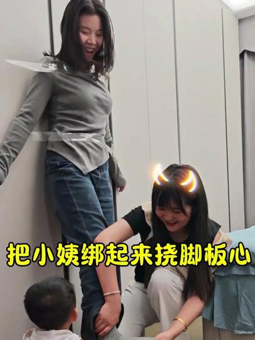 美女绑起来胳肢窝和脚心怕痒视频