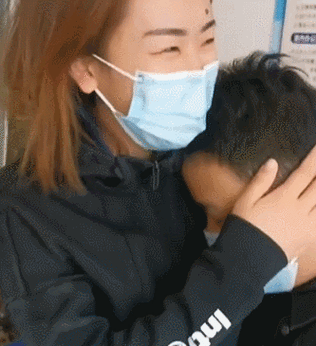 安慰肩膀靠表情图片