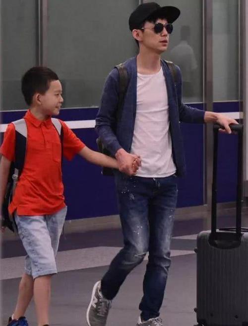 何炅一家4口人简介