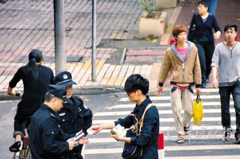 警察查身份证拿前科说事