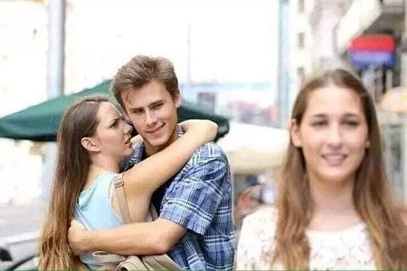 男的回头看美女 表情