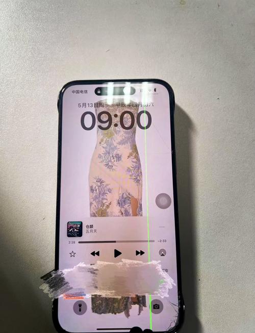 手机摔出彩色点点原因