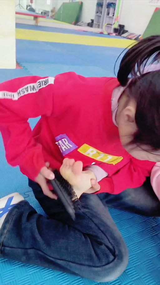 小孩被挠痒痒游戏截图2