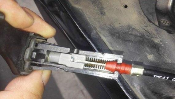 油箱拉线卡扣更换步骤