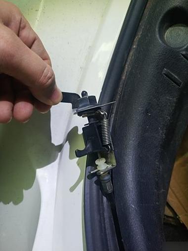 油箱拉线卡扣更换步骤截图3