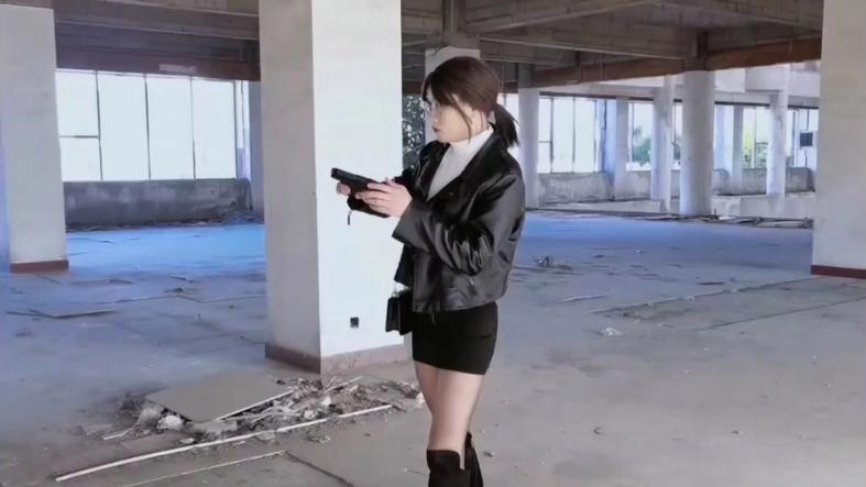 女特工死亡被脱靴子视频