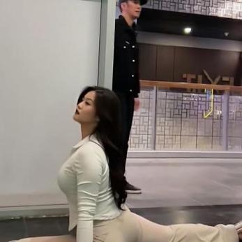 女性晚上睡觉腿叉开不能走的原因