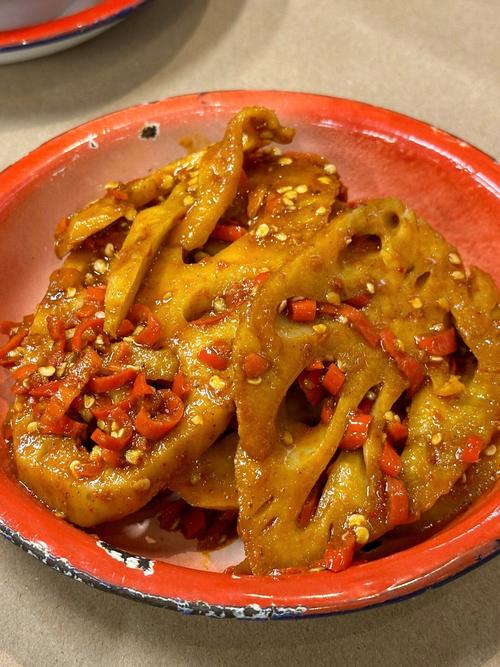 三颗红枣,三个干红辣椒放在枕头一下