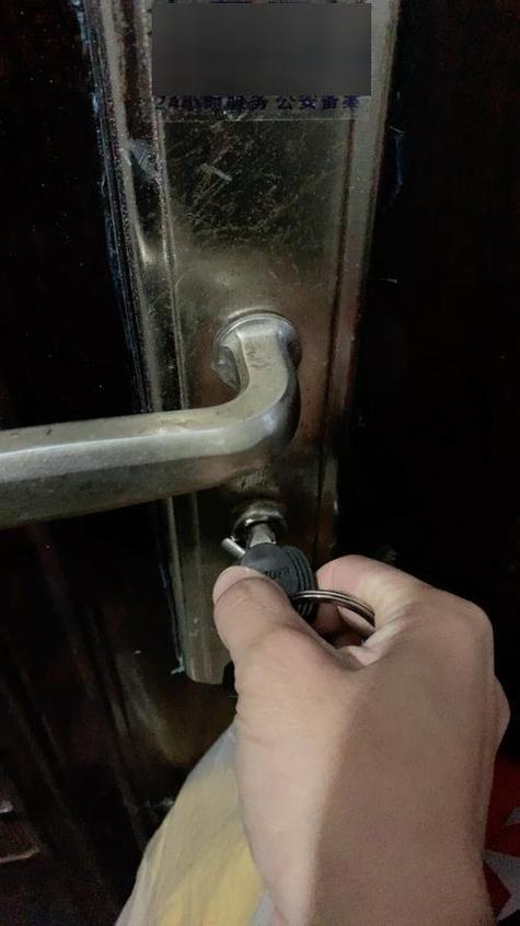 防盗门钥匙插不进去怎么解决