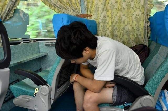 冷峻的帅哥晕车呕吐