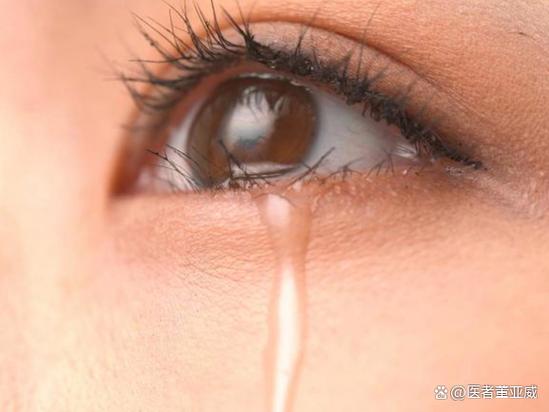 眼睛流泪是怎么回事