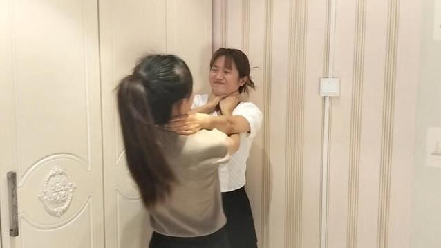 女子被闺蜜掐脖子