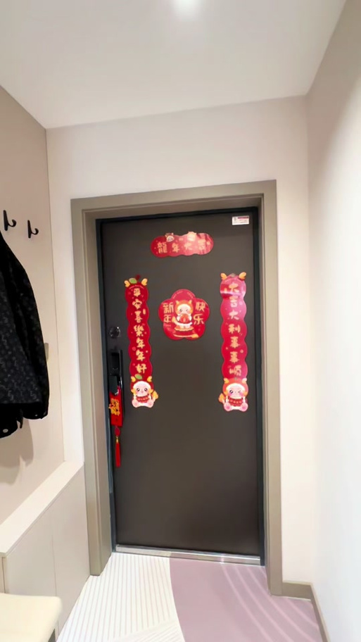 照片挂在门后面可以吗