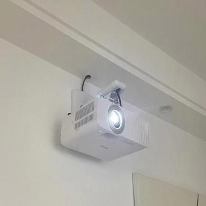 投影仪特别暗怎么调整